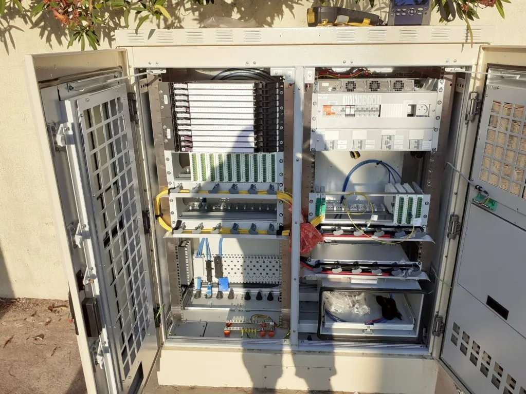 Armoire de rue ouverte pendant une intervention