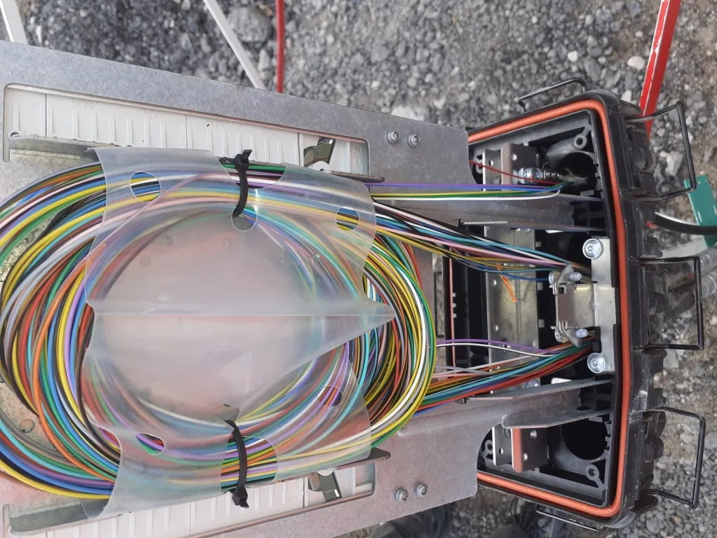 Boîtier d'épissure ouvert, fibres préparées avant soudure